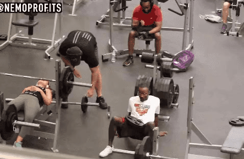 헬스장에서 트레이너 소환하는 방법