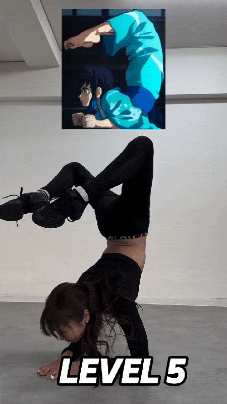 만화속 자세 따라하는 누나