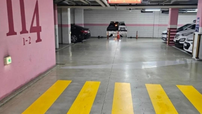 만화에서나 보던 차 모양 구멍 ㄷㄷ