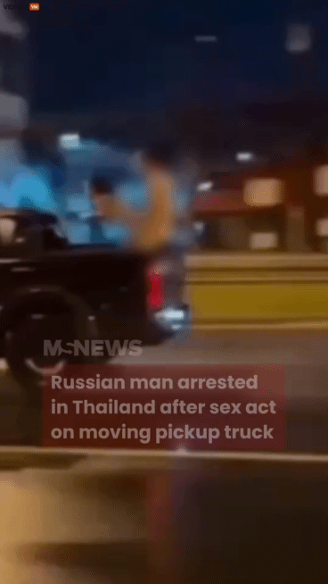 달리는 픽업트럭에서 관계하는 불곰형님 ㄷㄷ