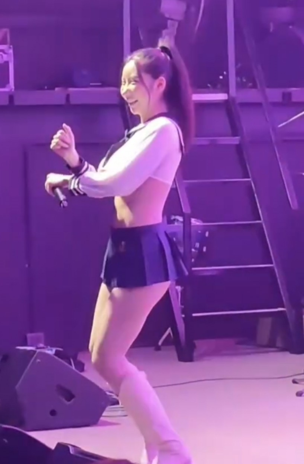 ㅅㅅ한 남자들에게 사과하는 클럽녀